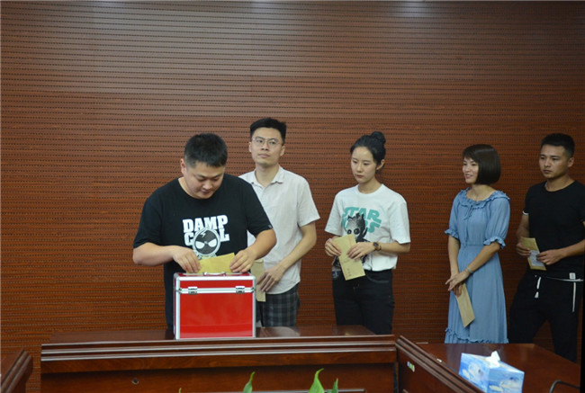 城投集團(tuán)開展“傳承紅色基因，敬老愛幼先行” 現(xiàn)場獻(xiàn)愛心活動