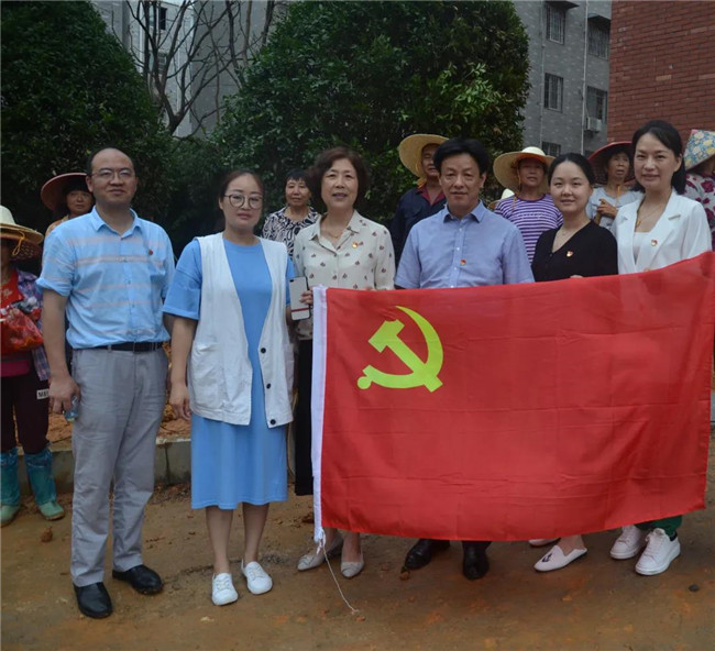炎炎夏日送清涼，點(diǎn)滴關(guān)懷暖人心——城投集團(tuán)各黨支部開(kāi)展“送清涼”慰問(wèn)一線員工活動(dòng)