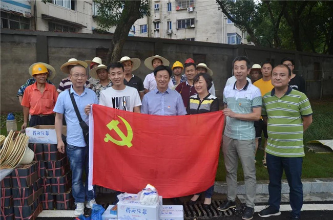 炎炎夏日送清涼，點(diǎn)滴關(guān)懷暖人心——城投集團(tuán)各黨支部開(kāi)展“送清涼”慰問(wèn)一線員工活動(dòng)