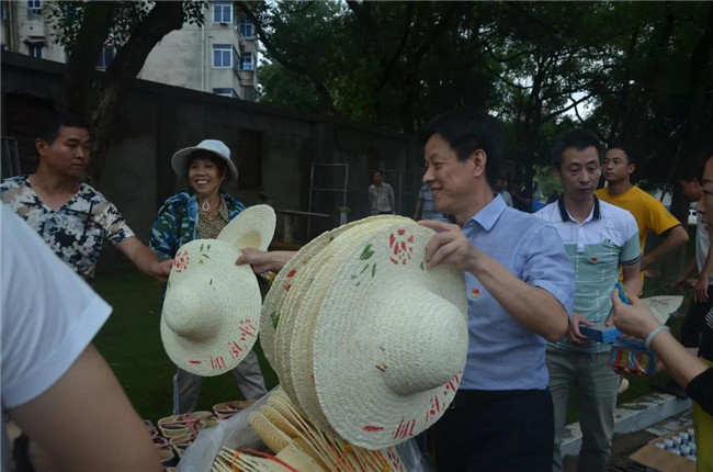 炎炎夏日送清涼，點(diǎn)滴關(guān)懷暖人心——城投集團(tuán)各黨支部開(kāi)展“送清涼”慰問(wèn)一線員工活動(dòng)
