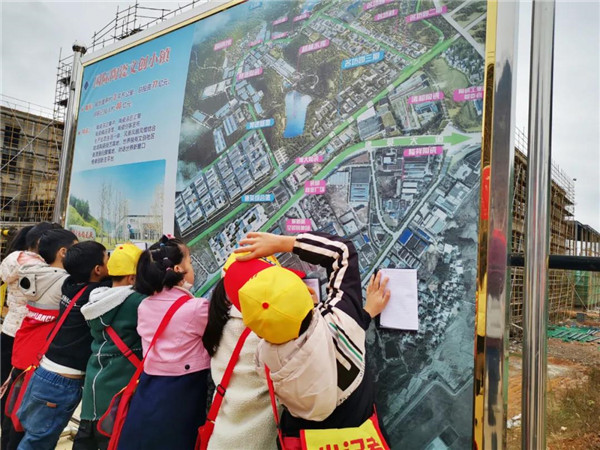 “千人市民觀察團”走進城投集團龍山湖公園、陶瓷產(chǎn)業(yè)加速基地等項目