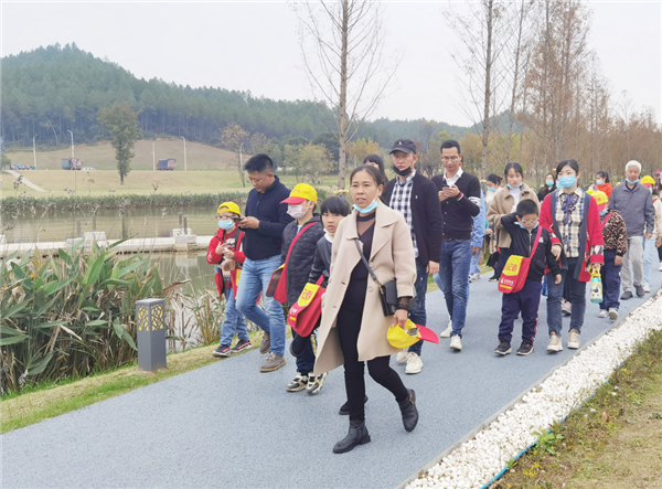 “千人市民觀察團”走進城投集團龍山湖公園、陶瓷產(chǎn)業(yè)加速基地等項目