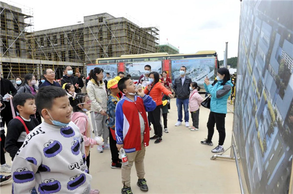 “千人市民觀察團”走進城投集團龍山湖公園、陶瓷產(chǎn)業(yè)加速基地等項目