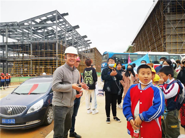 “千人市民觀察團”走進城投集團龍山湖公園、陶瓷產(chǎn)業(yè)加速基地等項目