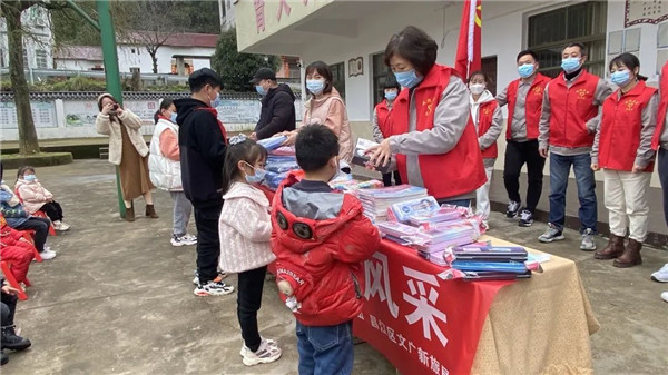 市城投集團(tuán)開展“黨建引領(lǐng)學(xué)雷鋒，志愿服務(wù)展風(fēng)采”送溫暖活動(dòng)